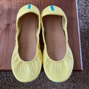 EUC LEMON PATENT LEATHER TIEKS! 💛 Size 7.